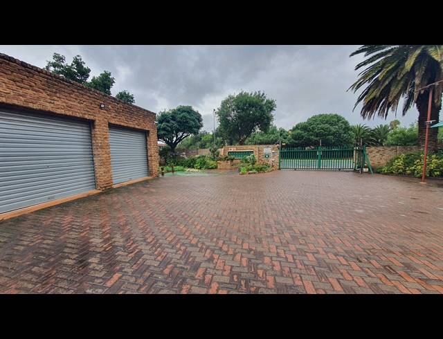 3 BEDROOM TOWNHOUSE FOR SALE IN VANDERBIJLPARK CE 1